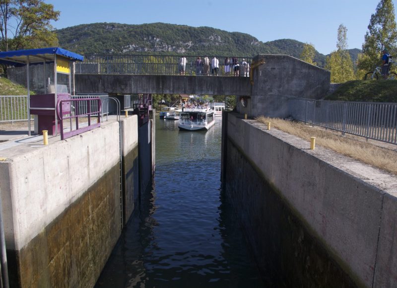 Entrée dans l'écluse de Savières, côté aval