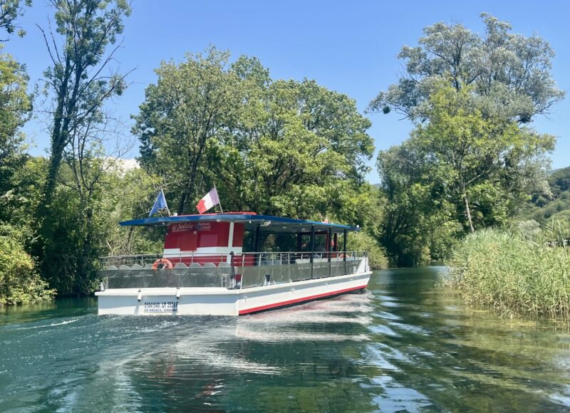 Bateau électrique En Navigation Sur Le Canal De Savières