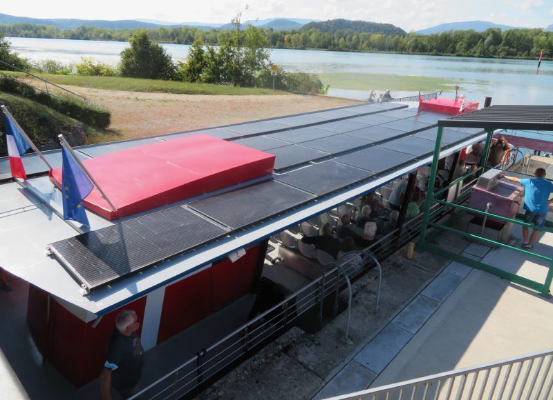 Le Solely dans l'écluse de Savières