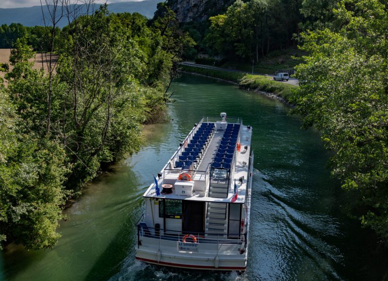 Le bateau promenade sur le Canal de Savières, direction Lac du Bourget