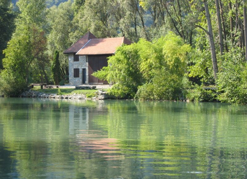 La Tuilière au bord du Canal de Savières