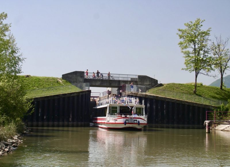 Le Savoyard sort de l'écluse