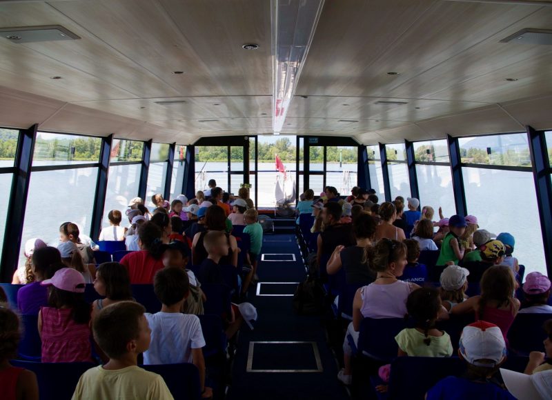 Groupe scolaire à bord du bateau promenade