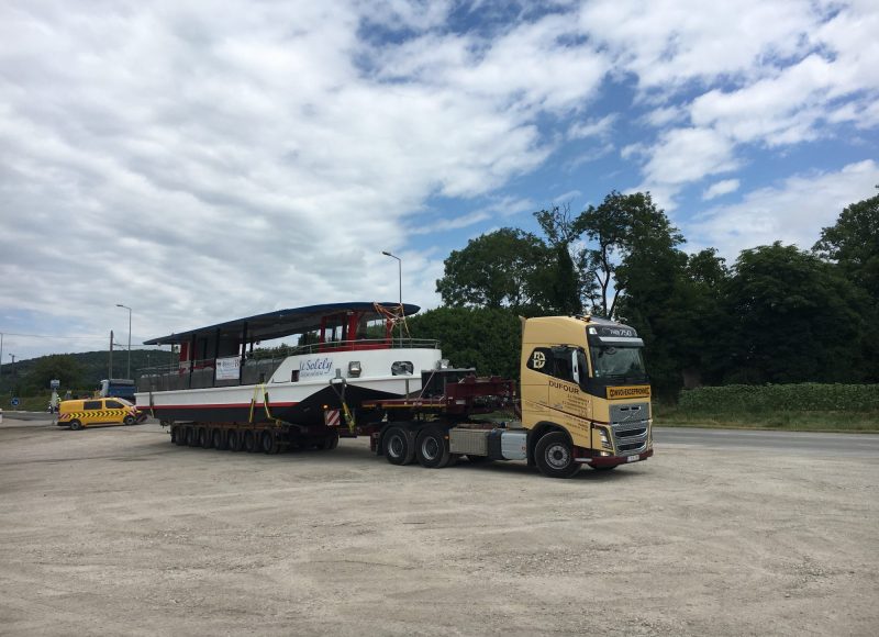 Le Solely sur le camion en convoi exceptionnel