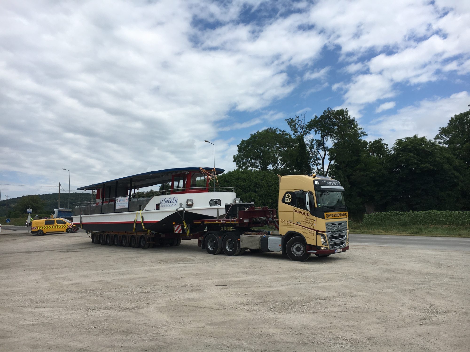 Le Solely sur le camion en convoi exceptionnel