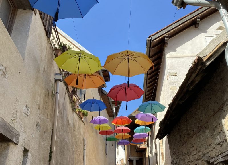 Chanaz rue des parapluies