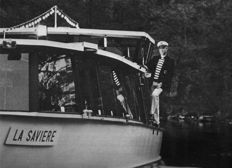 Jean Lefebvre à la barre du 1er bateau restaurant