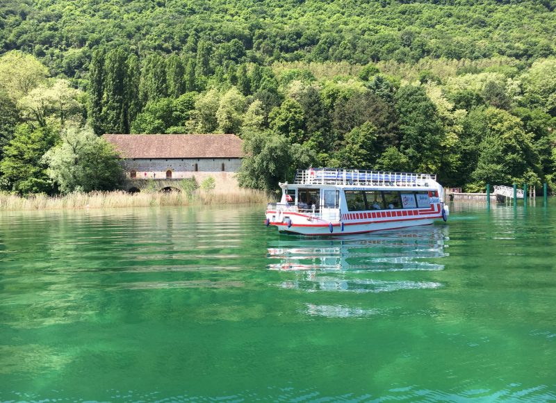 bateau restaurant au large d'Hautecombe