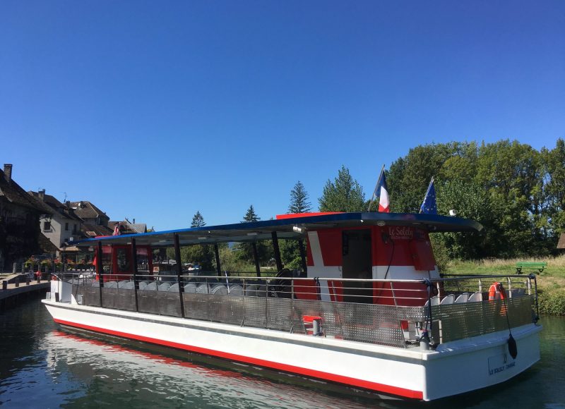 Accostage du bateau électrique à Chanaz