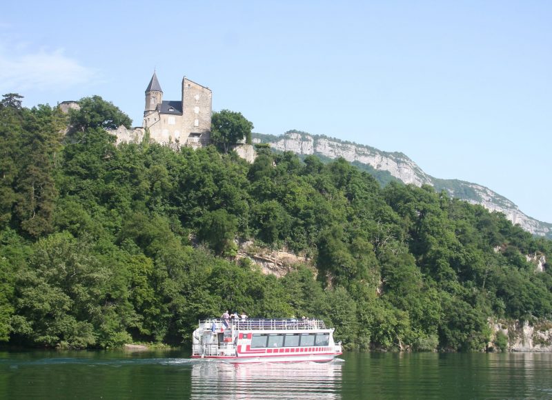 Navigation sur le Lac du Bourget, sous le Château de Châtillon