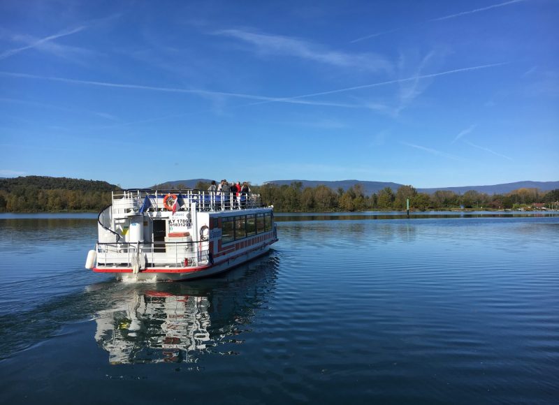 Le bateau sort de l'écluse sur le Rhône canalisé